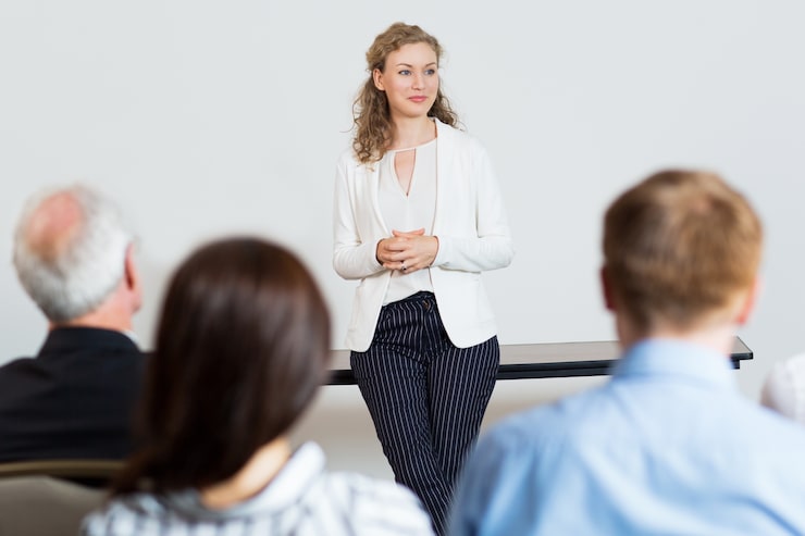 Prelegent prowadzący seminarium dla słuchaczy